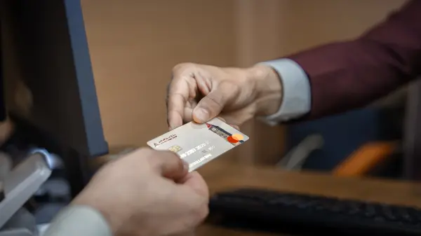 خدمة البطاقات البنكية